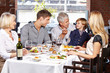 © Robert Kneschke - Opa füttert Enkel im Restaurant
