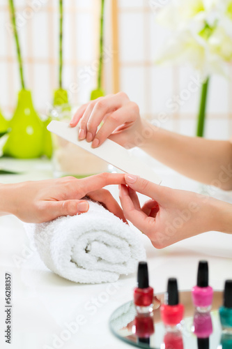 Foto-Schiebevorhang einzelne Stoffpaneele - Woman in nail salon receiving manicure (von Kzenon)