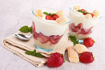 Wall Mural - strawberry tiramisu