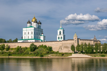 Wall Mural - Pskov Kremlin (Krom) and the Trinity orthodox cathedral, Russia.