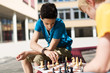 Schüler spielen Schach in der Pause
