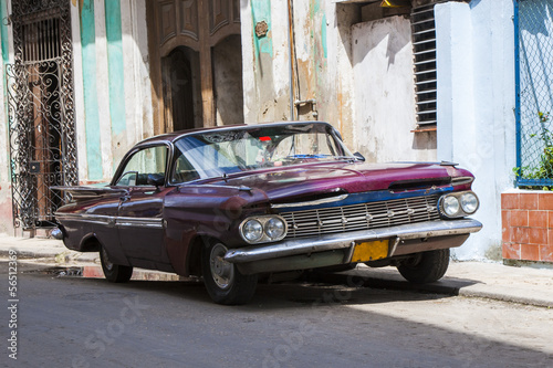 fioletowy-luksusowy-retro-samochod-chevrolet-impala