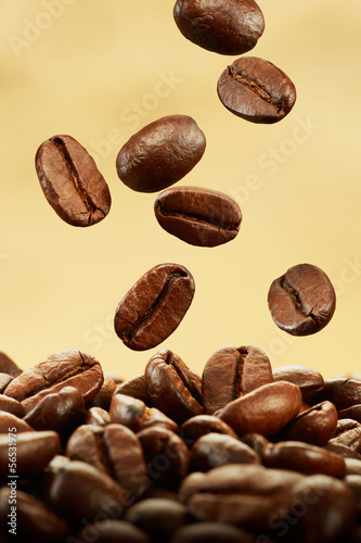 Naklejka na szybę coffee beans falling