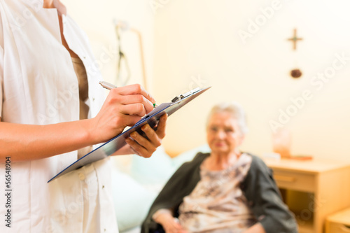 Cuadros en Lienzo Young nurse and female senior in nursing home