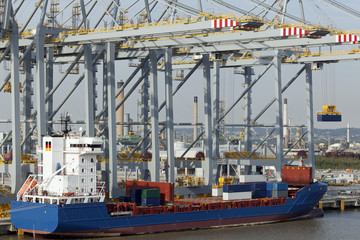 Containerschiff am neuen Containerterminal bei London, Großbrit