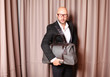 © Peter Atkins - Junger Mann mit Reisetasche