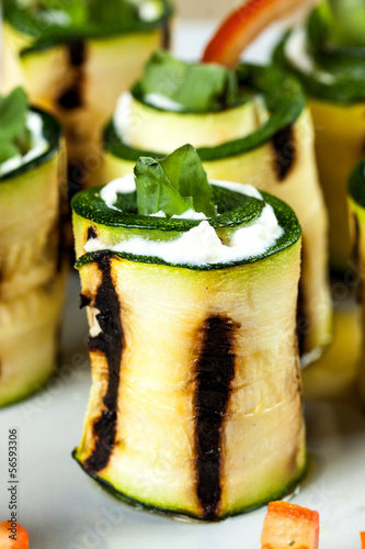 Fotografía involtini di zucchine e formaggio caprino con rucola