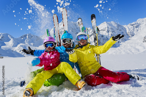 Foto-Stoff bedruckt - Ski, winter, snow and fun - family enjoying winter (von Gorilla)