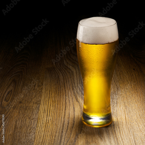 Naklejka - mata magnetyczna na lodówkę Glass beer on wood background with copyspace