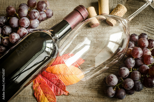 Naklejka na szafę Czerwone wino z winogronem w tle