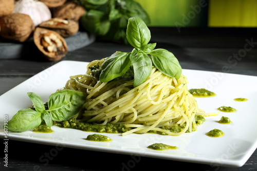 Fotografie, Obraz Těstoviny VEGETARIANA špagety con pesto Sfondo verde