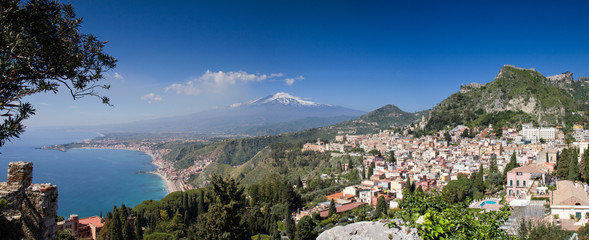 Fototapete - Panorama of Taormina with the Etna Volcano