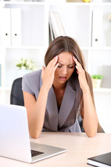 Canvas Print - Young business woman in office