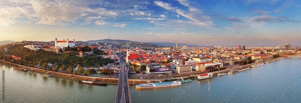 Obraz na płótnie Bratislava panorama - Slovakia w salonie