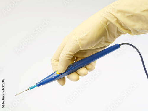 Fotografía surgeon holding a blue electric scalpel