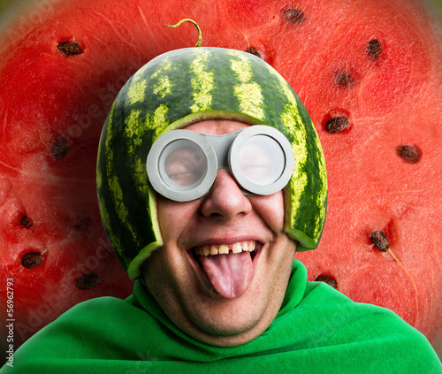Photographie Funny man with watermelon helmet and googles