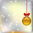 рождественский фон с золотым елочным шаром