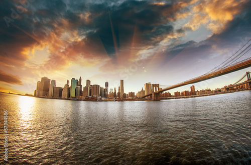 spektakularny-widok-na-most-brooklinski-z-brooklynu-na-brzeg-winte
