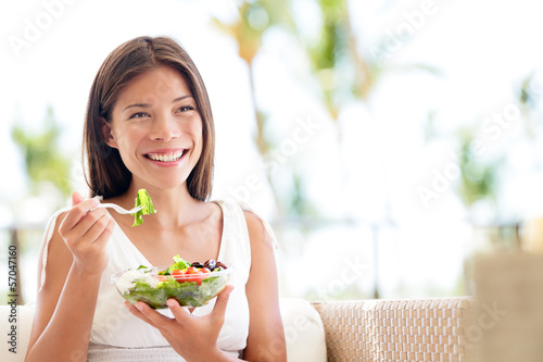 Valokuva Healthy lifestyle woman eating salad smiling happy
