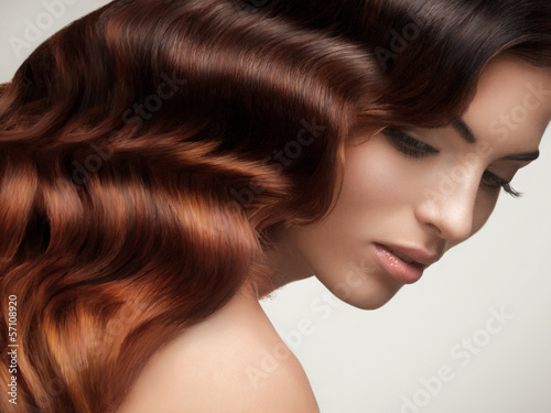 Fototapeta do kuchni Brown Hair. Beautiful Woman with Healthy Long Hair. 