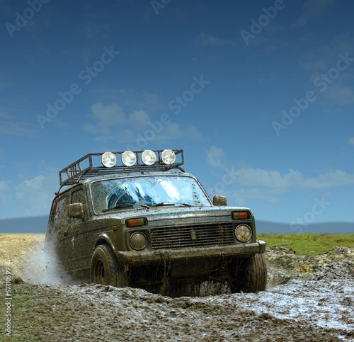 Naklejka na drzwi Muddy Off Road Car