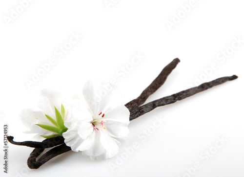Fototapeta na wymiar Laseczki wanilii z kwiatami