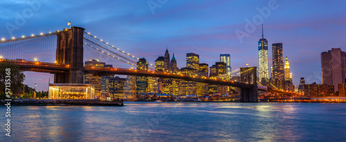 Naklejka na drzwi Panorama of Brooklyn Bridge with lights and reflections