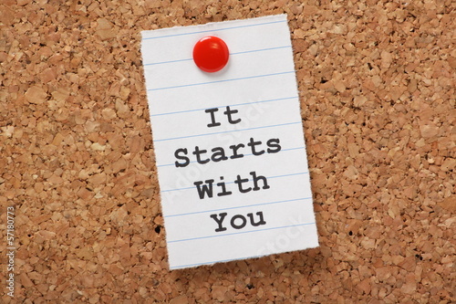 Fotografía It Starts with You typed on paper on a cork notice board