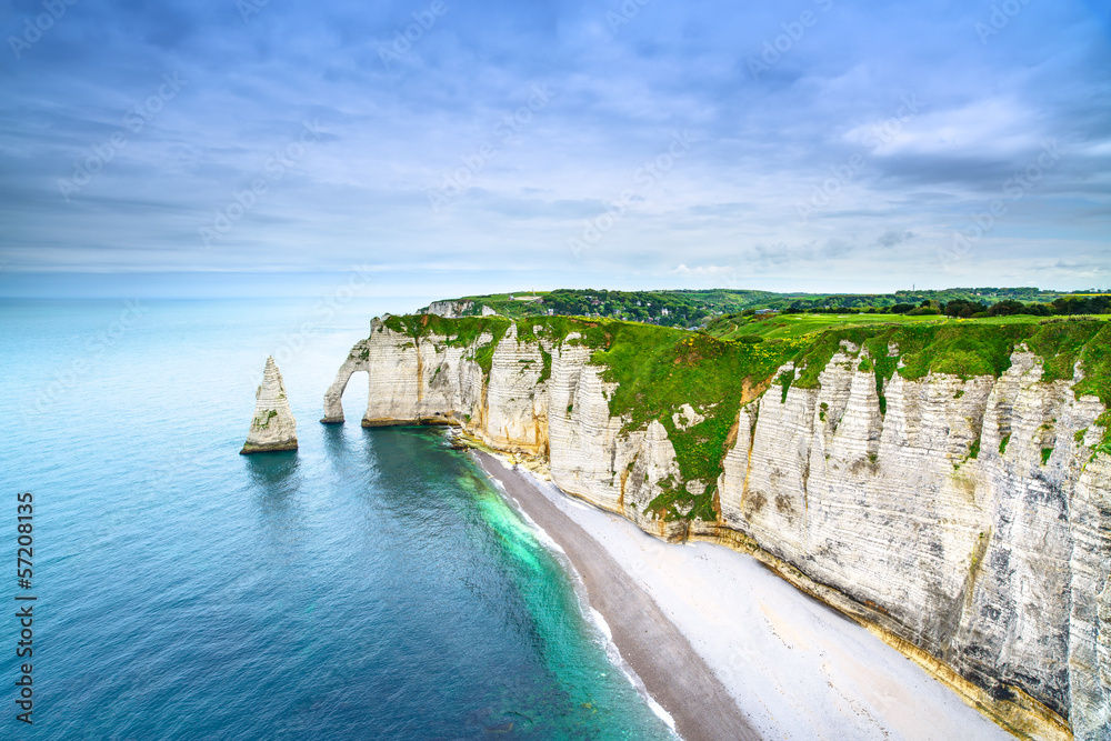 Etretat Aval cliff landmark and ocean . Normandy, France. - obrazy, fototapety, plakaty 