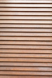 Foto Stock Rivestimento di un muro in doghe orizzontali di legno