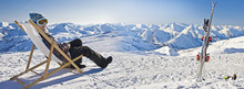Jeune Femme Se Relaxant Dans Une Chaise Sur Les Pistes De Ski, Panorama De Montagnes Enneigées En Hiver