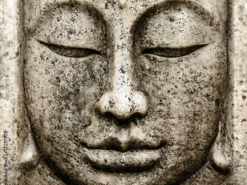 Fototapeta na wymiar Head of an old buddha statue