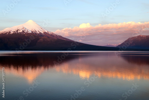 Foto-Stoffbanner - orsono volcano in Chile  reflection in the lake (von Xeron)