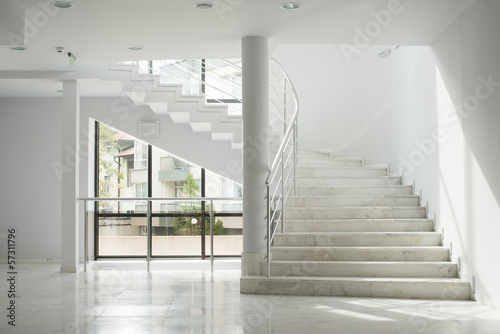 Naklejka dekoracyjna Wnętrze budynku z białymi ścianami i schodami
