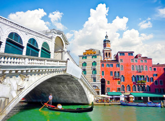 Wall Mural - Famous Ponte di Rialto with Gondola in Venice, Italy