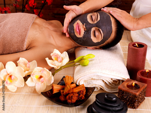 Foto-Schmutzfangmatte - Cosmetologist doing massage on the woman's face  in sap salon (von Valua Vitaly)
