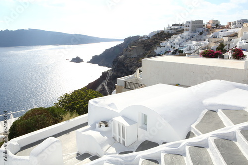 grecka-wyspa-santorini-z-bialymi-budynkami