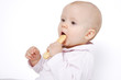 niemowlę jedzące biszkopt