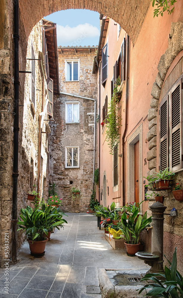 Ładna ulica w starożytnym mieście Toskanii - obrazy, fototapety, plakaty 