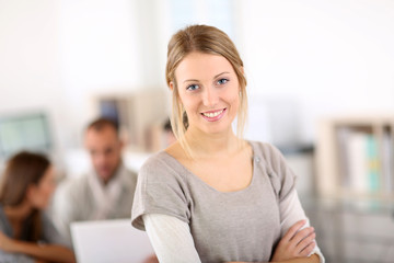 Aufkleber - Portrait of pretty young woman in office