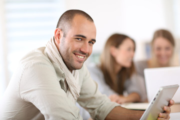 Aufkleber - Smiling man in office using digital tablet