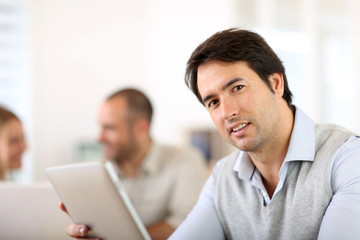 Aufkleber - Businessman in office working on digital tablet