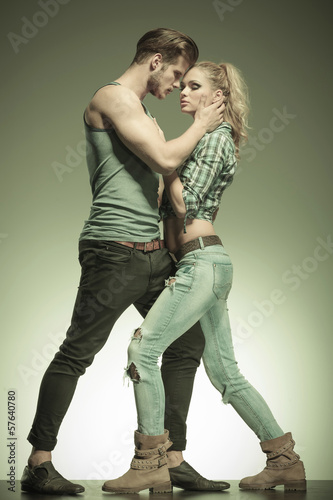 einzelne bedruckte Lamellen - young passionate fashion couple standing embraced (von Viorel Sima)