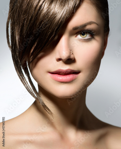 Stylish Fringe Teenage Girl With Short Hair Style Kaufen