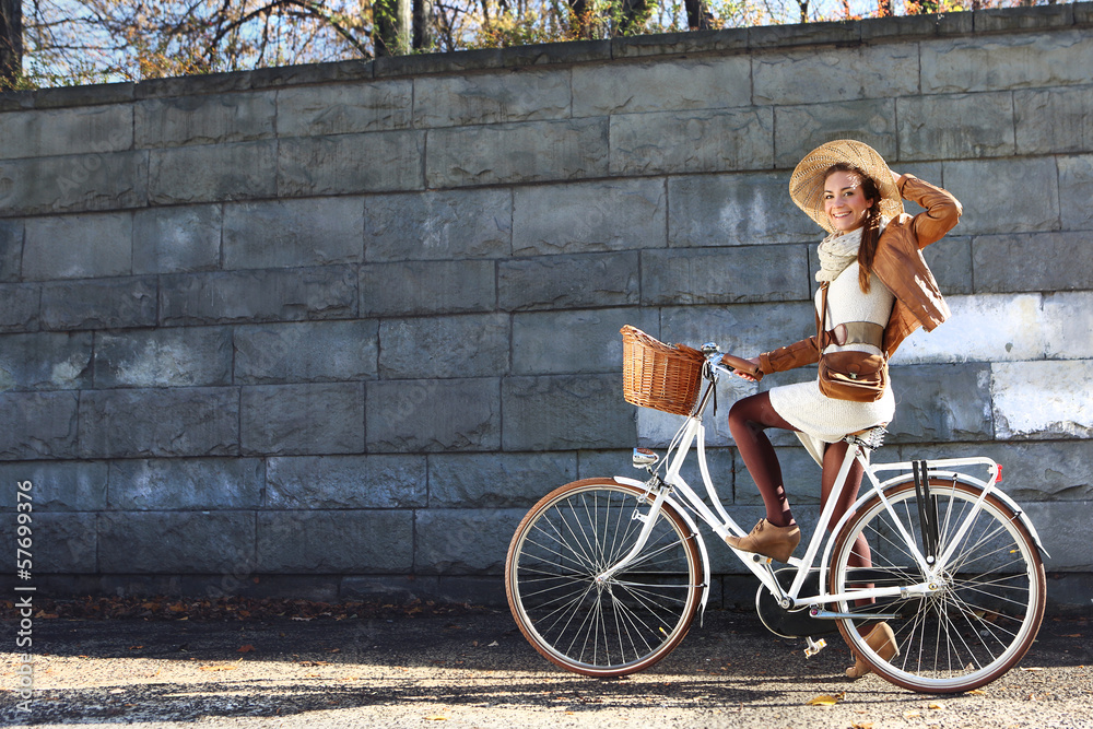 kobieta na wycieczce rowerowej w parku miejskim - obrazy, fototapety, plakaty 
