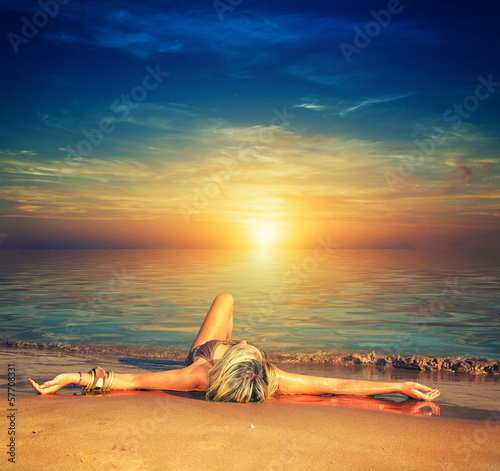 Foto-Duschvorhang nach Maß - woman on the beach (von Netfalls)
