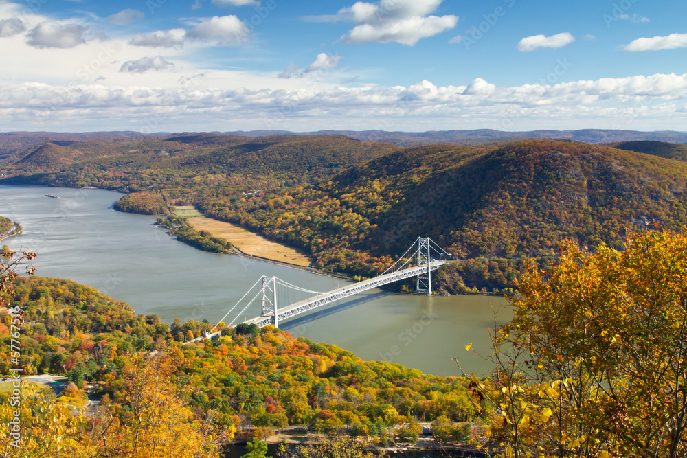 Bridge Over the Hudson River Valley in Fall - obrazy, fototapety, plakaty 