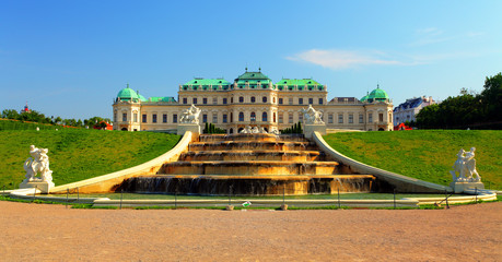 Fototapete - Vienna - Belvedere Palace with flowers - Austria
