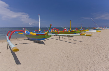 Canvas Print - Sanur - łodzie na plaży