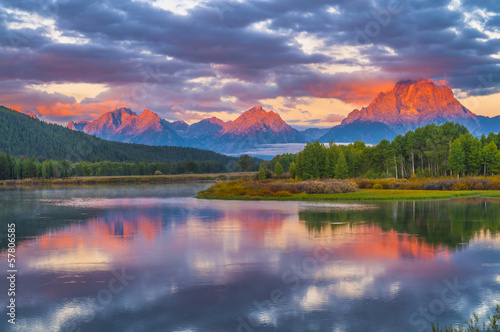 Fotografía Beautiful Sunrise in the Mountains